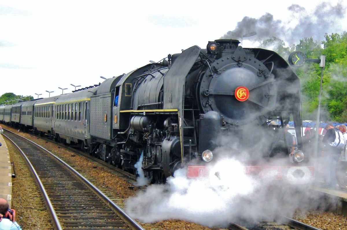 SNCF 141 R-840 steht mit ein Sonderzug nach Paris Est am 18.September 2011 in Longueville.