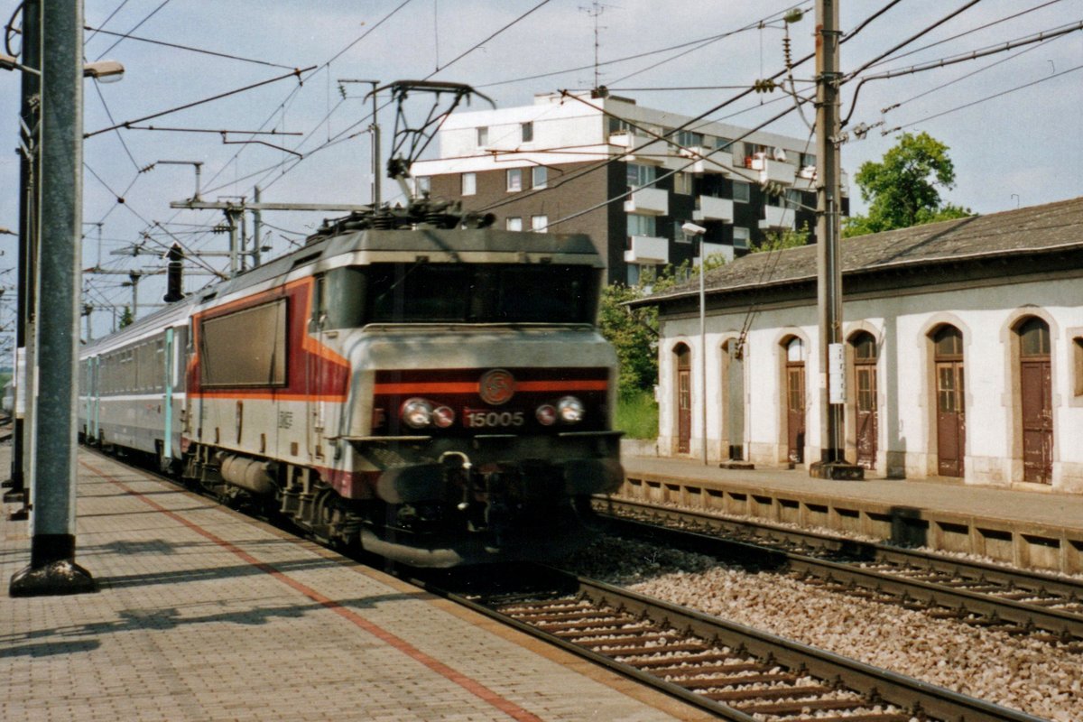 SNCF 15005 durcheilt Bettembourg am 20 Mai 2004.