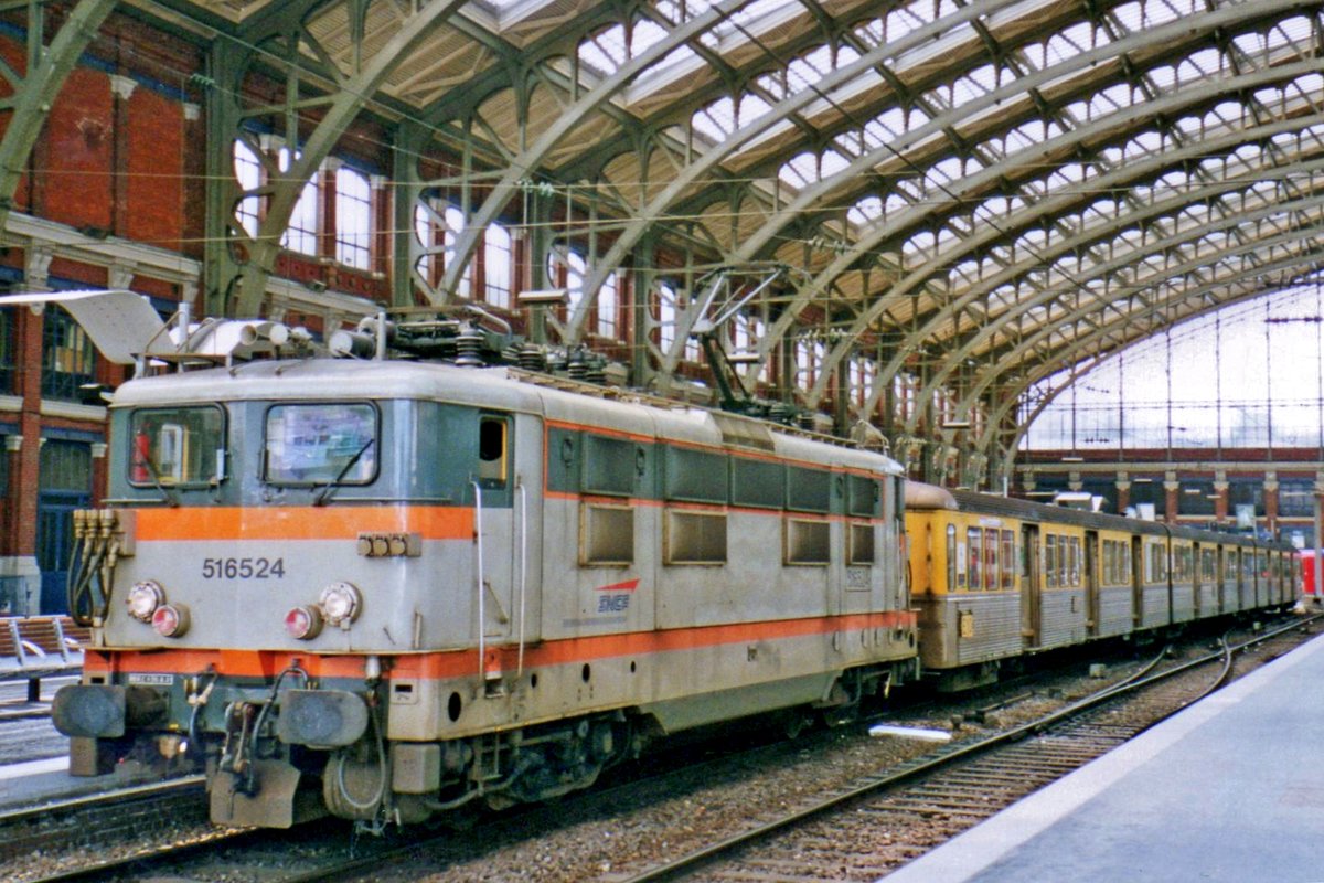 SNCF 16542 steht am 20 Mai 2003 in Lille-Flandres.