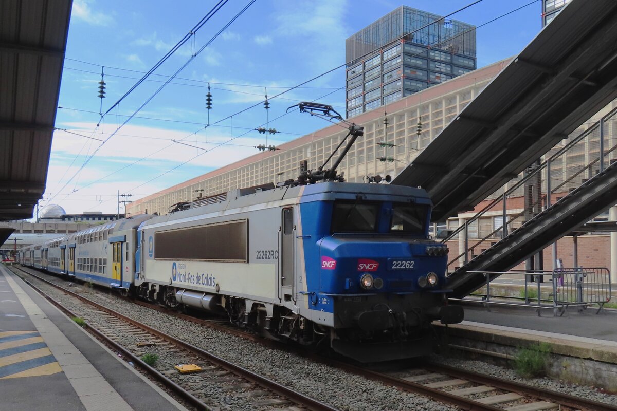 SNCF 22262 steht mit ein RE nach Calais am 20 September 2023 in Lille-Flandres. Lille und Strasbourg sind vielleicht in kommender Jahren die letzte nez-cassé Hochburgen in Frankreich:  das Zeitalter dieser Loktype geht langsam zum Ende.