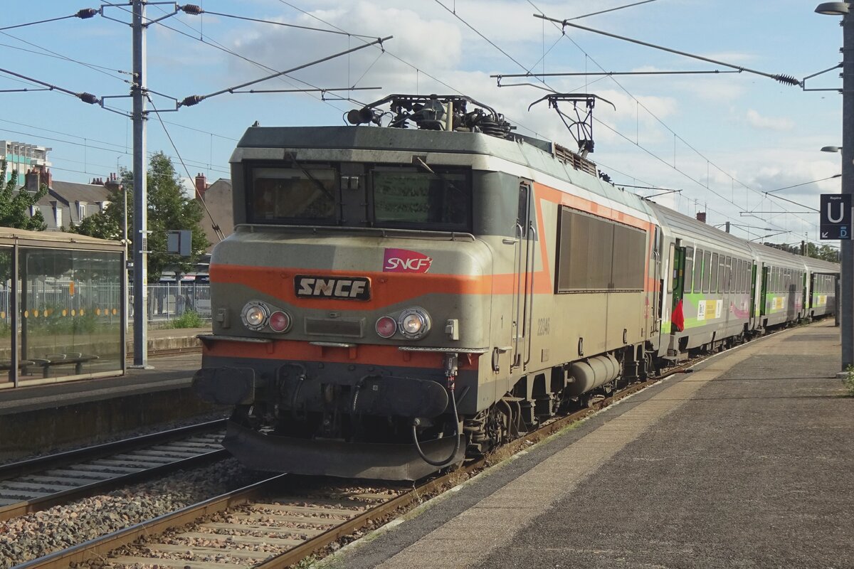 SNCF 22346 hat soeben Kopf gemacht in Nevers und steht wieder vor den REMI-Express IC nach Paris-Bercy am 17 September 2021.