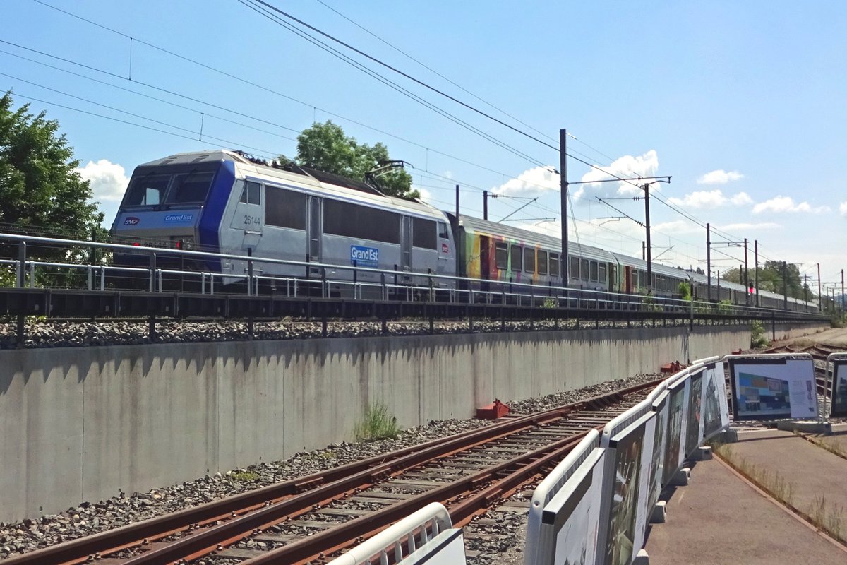 SNCF 26144 passiert in voller fahrt am 30 mai 2019 das Eisenbahnmuseum Cité du Train in Mulhouse.