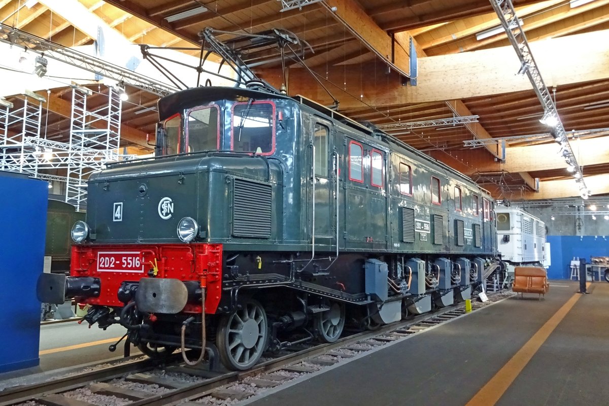 SNCF 5516 steht am 30 Mai 2019 ins Cité du Train in Mulhouse. Dieses Typ hat, in Gegensatz zum SNN Ae 4/7 oder Ae 3/6 an beiede Seiten der Lok den Büchli-Antrieb.