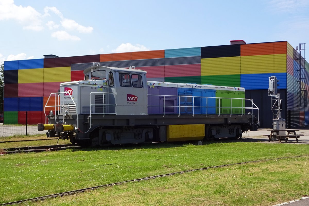 SNCF 63413 war ein Testlok für Batterien für Bahnverkehre und steht als Museumsstuck in Cite du Train in Mulhouse, wo sie am 30 Mai 2019 auf den Chip gesichert wurde. Im Hintergrund das kunterbunte Entfangstgebaude vons Eisenbahnmuseum, dass ein Besuch wert ist.