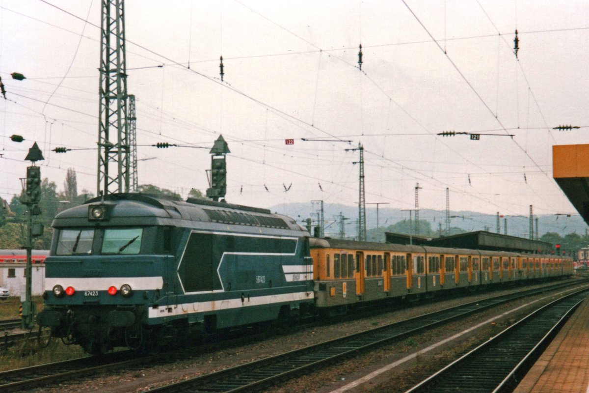 SNCF 67423 treft am 22 Juli 1998 in Saarbrücken Hbf ein.