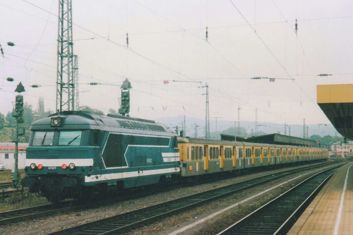 SNCF 67423 treft mit ein RB aus Metz kommend am 25 Juli 1998 in Saarbrücken ein.