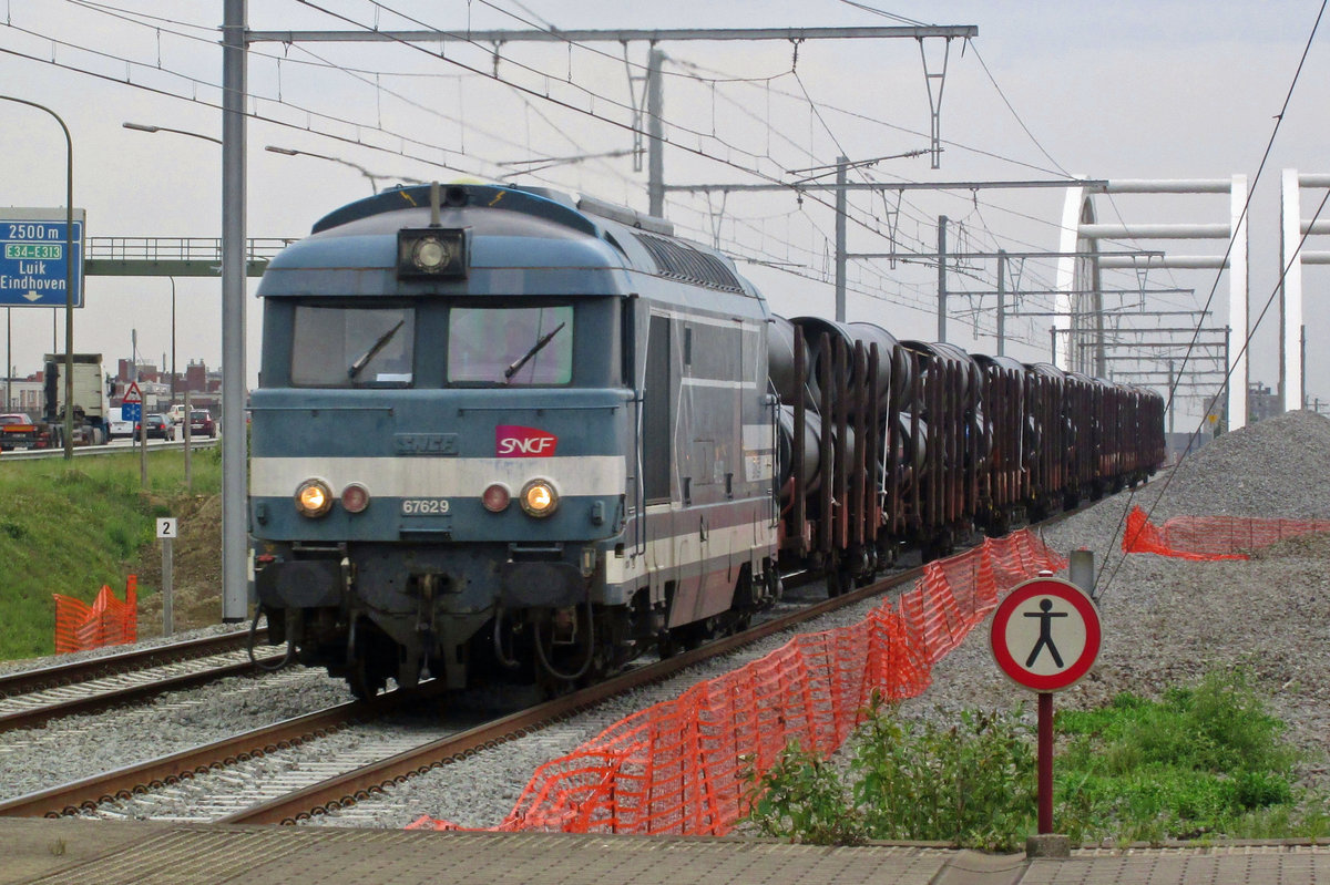 SNCF 67629 durchfahrt am 21 Juni 2014 Antwerpen-Noorderdokken. 