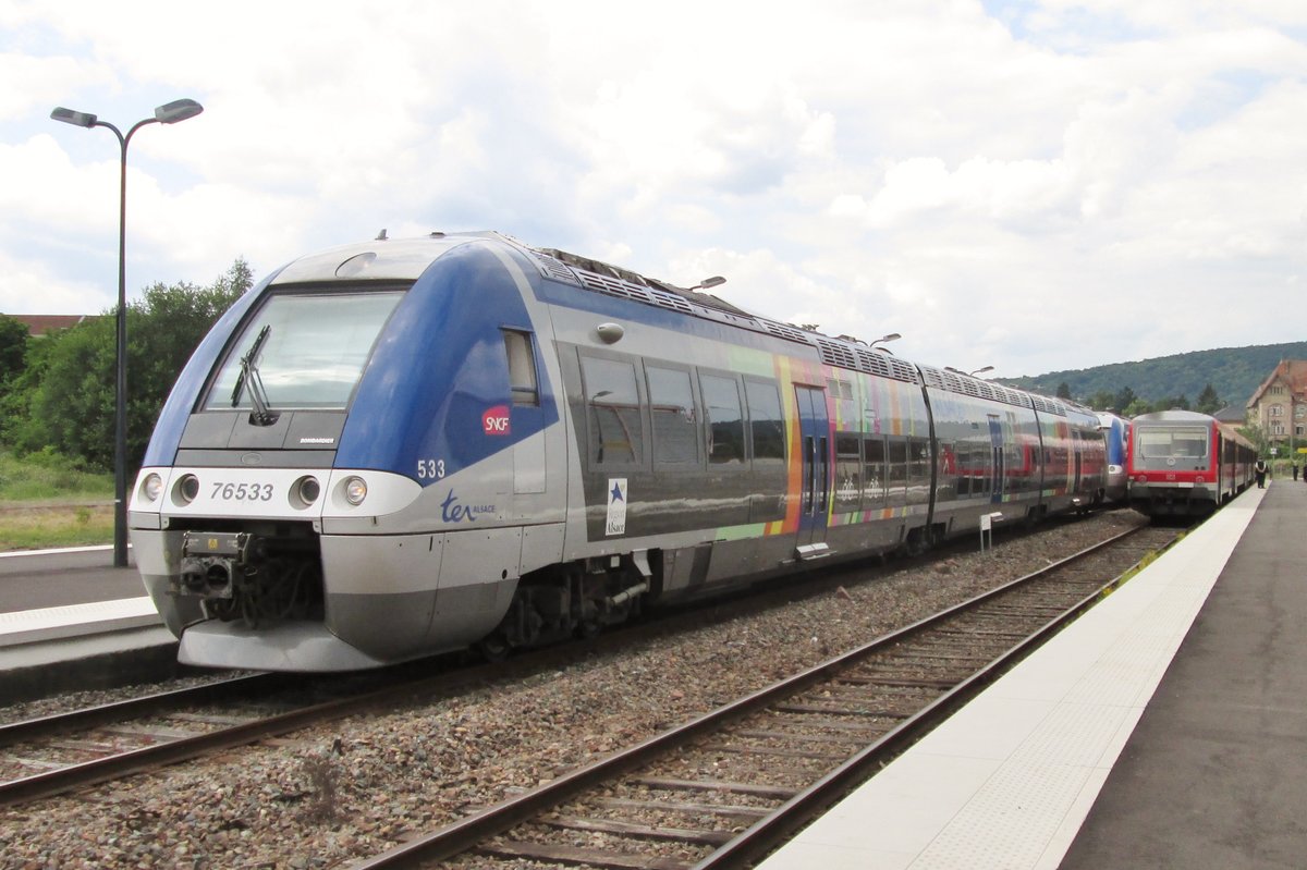 SNCF X-76533 steht am 1 Juni 2014 in Wissembourg für ein Dienst nach Strasbourg. 