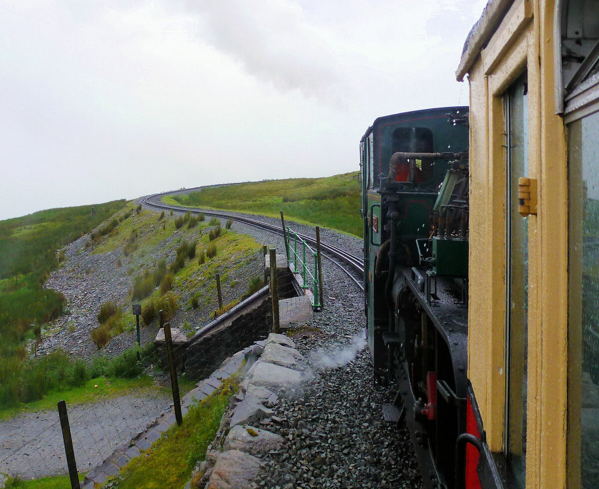 Snowdon Mountain Railway / Rheilffordd yr Wyddfa: Eine Besonderheit der Abt'schen Zahnstange auf dieser Bahn sind die nach aussen abgebogenen Leitschienen links und rechts der Zahnstange, die ein Entgleisen und Umstürzen der Fahrzeuge verhindern soll. Vermutlich existieren diese Leitschienen seit dem schweren Unfall am Eröffnungstag 1896. Bild: 6.Juli 2012 