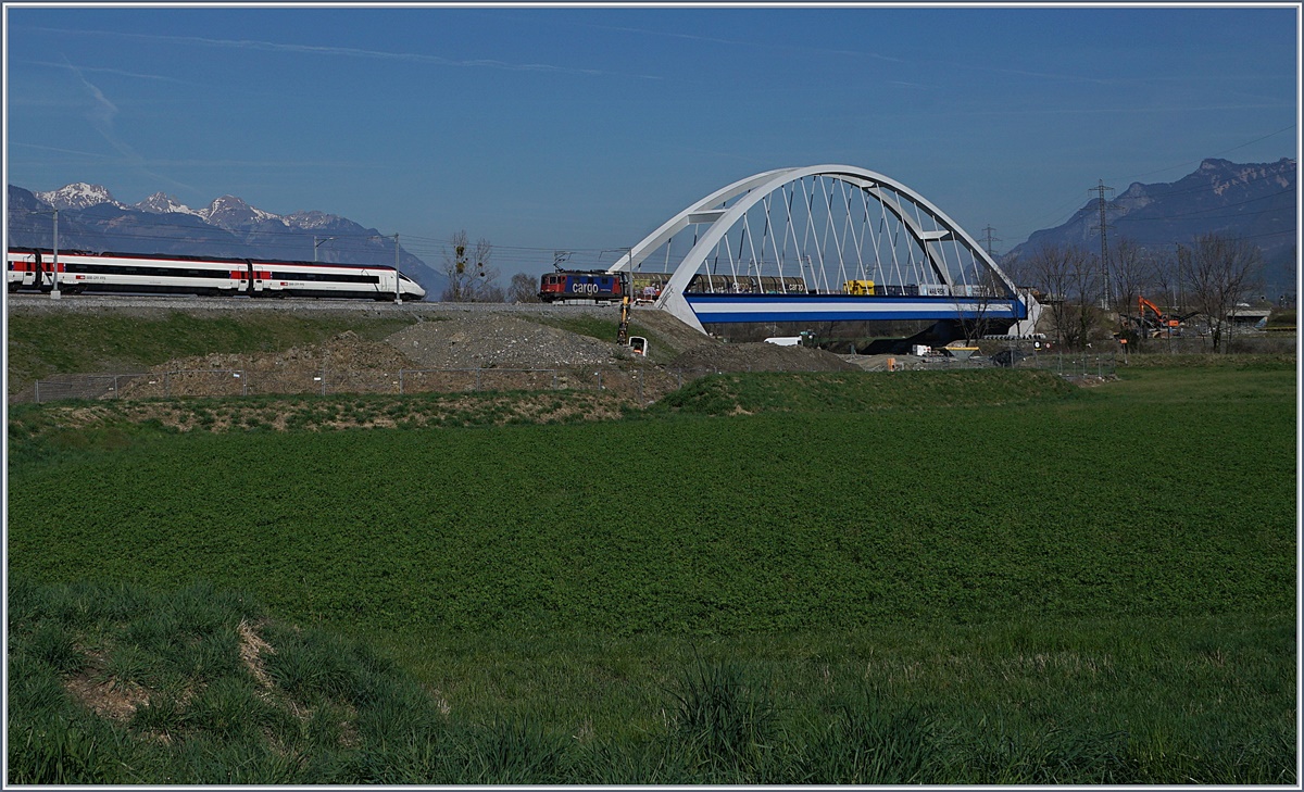 So war das Bild nicht geplant...
ETR 610 nach Genève und fürs Bild etwas untpassend, eine Re 4/4 II mit ihrem Güterzug.
27. März 2017