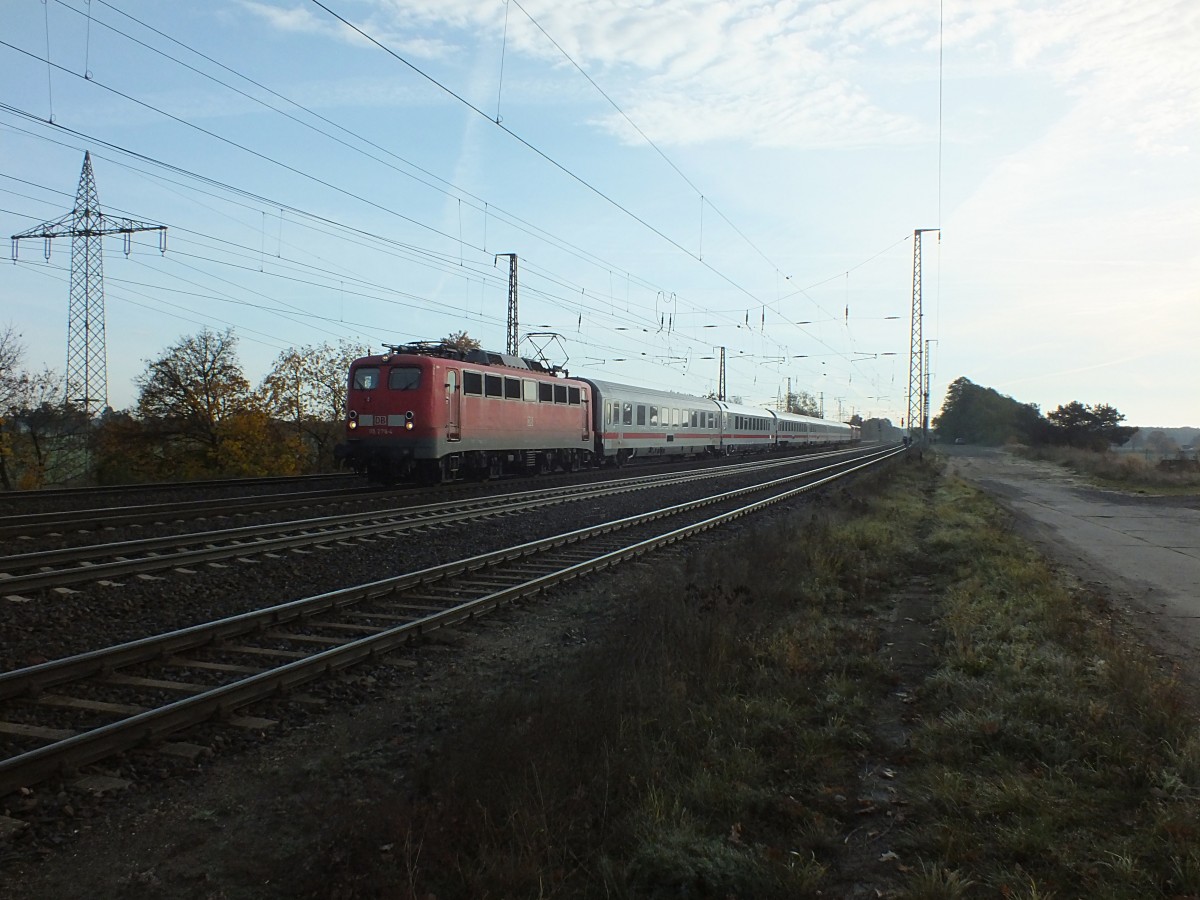 So was kommt immer aus dem Gegenlicht. 115 278 fhrt am 22.10.13 einen PbZ (vermtl. PbZ 2467 nach Leipzig) durch Saarmund. Weiter hinten sind noch 111 126 und 115 198 eingereiht.