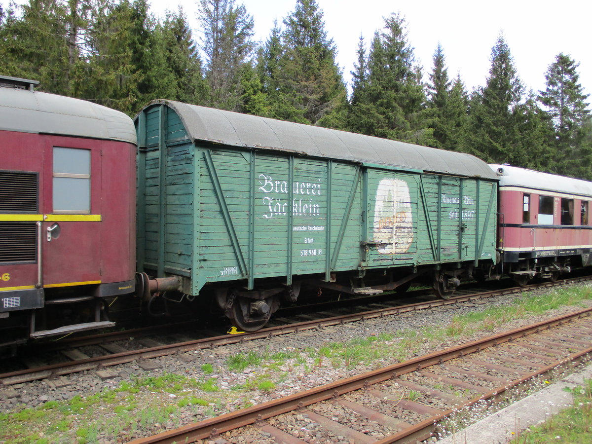 Sogar ein Bierwagen steht auf dem Bahnhof Rennsteig.Aufnahme vom 27.Mai 2020.