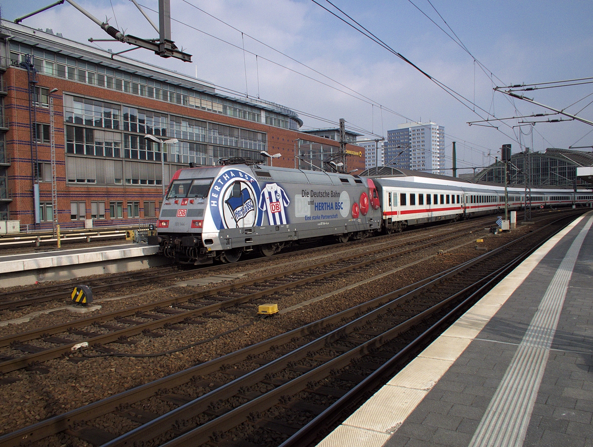 Sogar eine Vollwerbelok war dabei und dann noch eine mit lokalem Bezug: 101 144 fhrt Werbung fr den (West-)Berliner Fuballverein Hertha BSC und am 6.3.14 mit IC 142 von Berlin in Richtung Bad Bentheim.