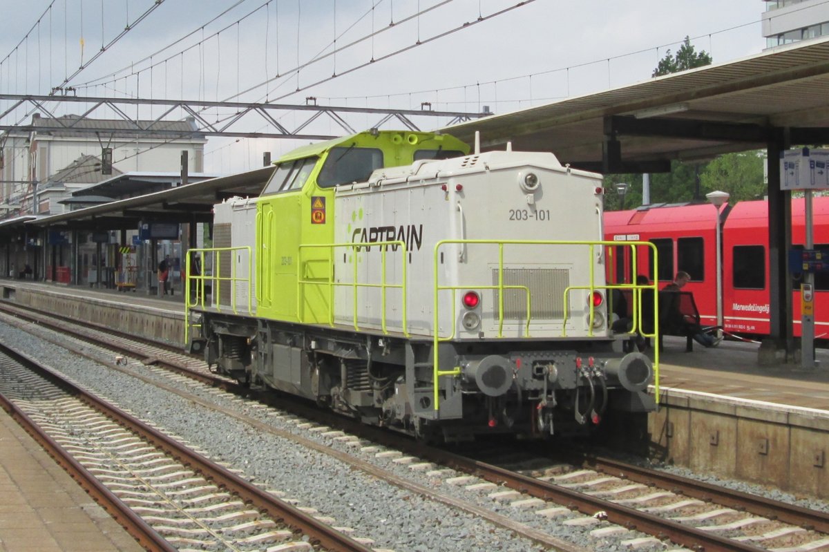 Solofahrt fr CapTrain 203 101 durch Dordrecht Centraal am 16 Mai 2016.