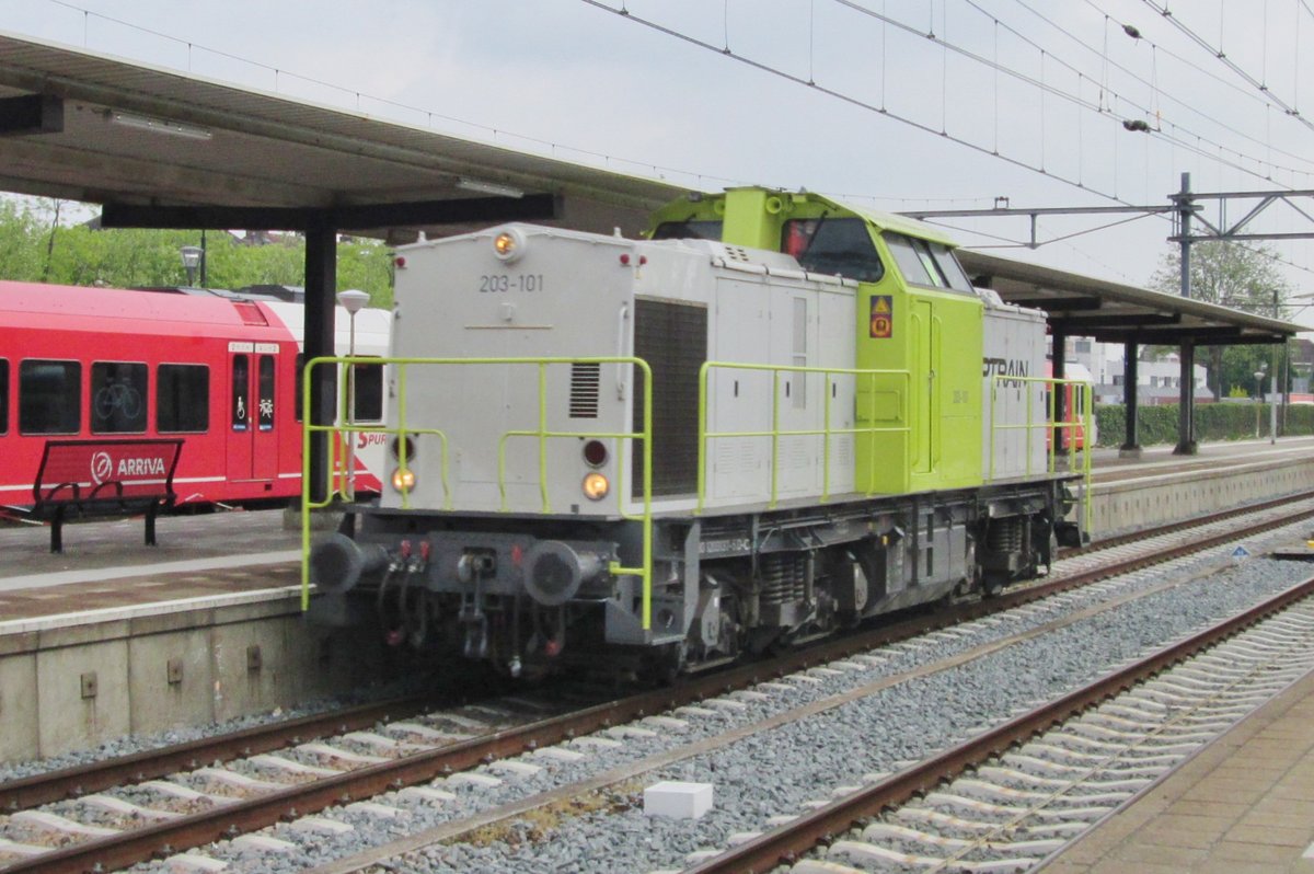 Solofahrt fr CapTrain 203 101 durch Dordrecht Centraal am 16 Mai 2016.