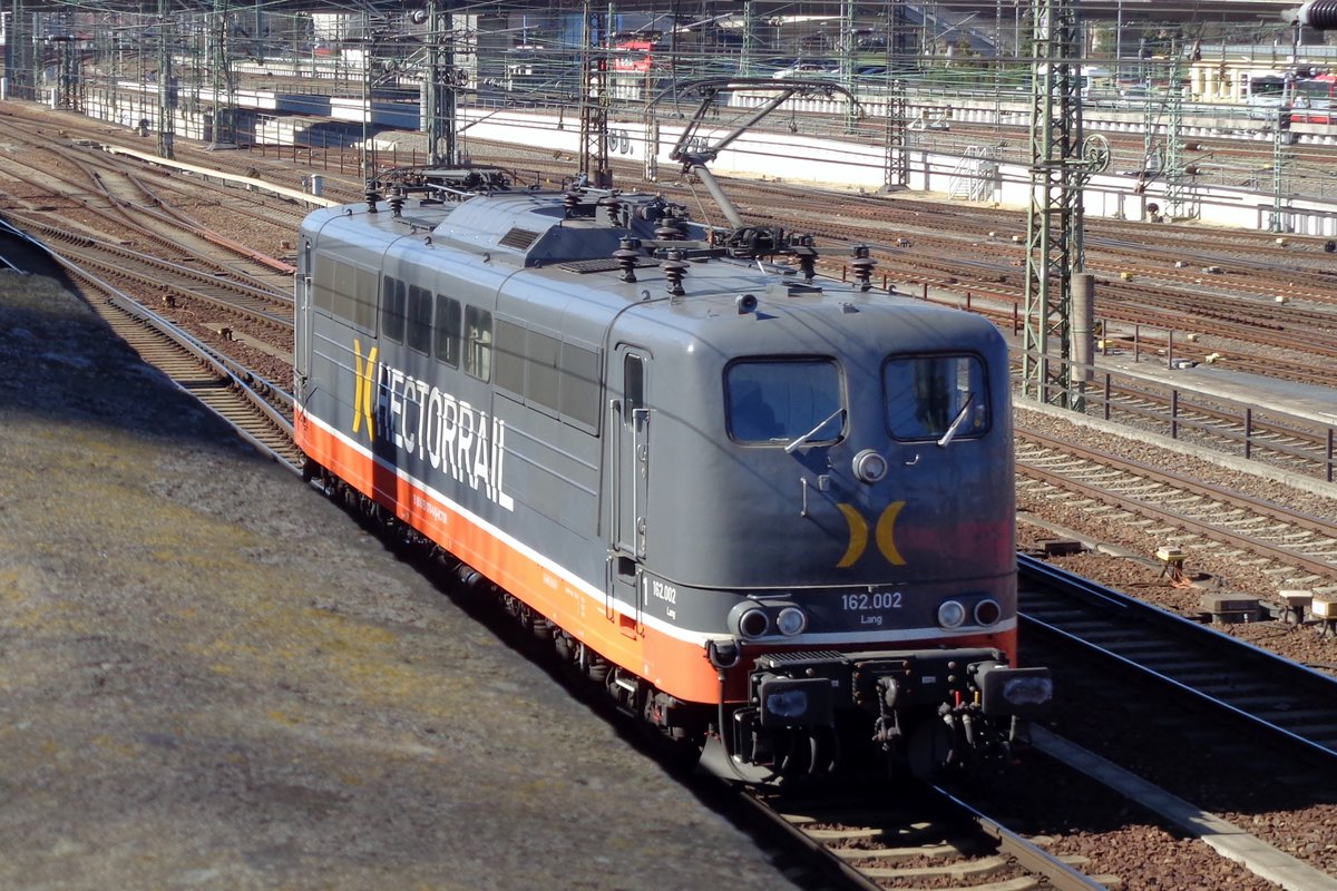 Solofahrt fr Hector Rail 162 002 durch Dresden Hbf am 7 April 2018.