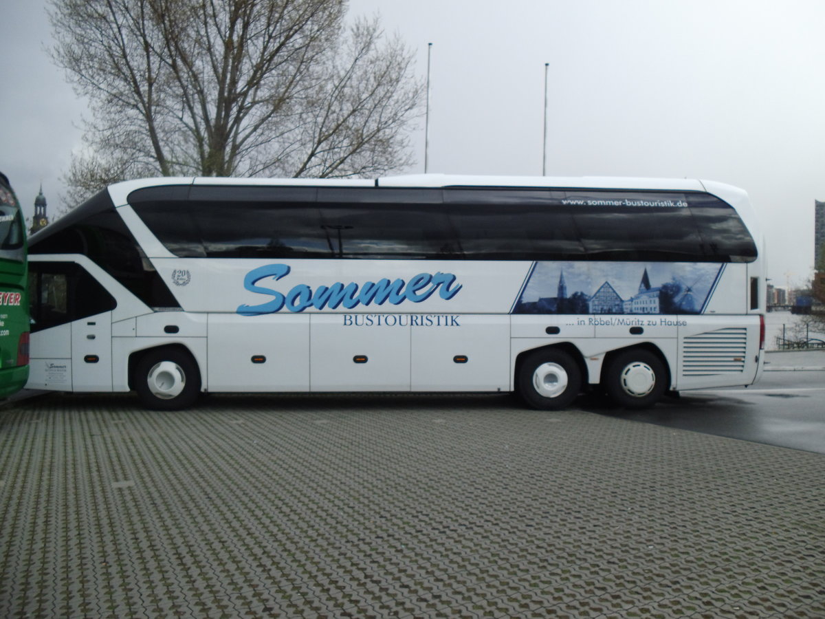 Sommer, Rbel - Neoplan Starliner am 24. April 2016 in Hamburg (Aufnahme: Martin Beyer)