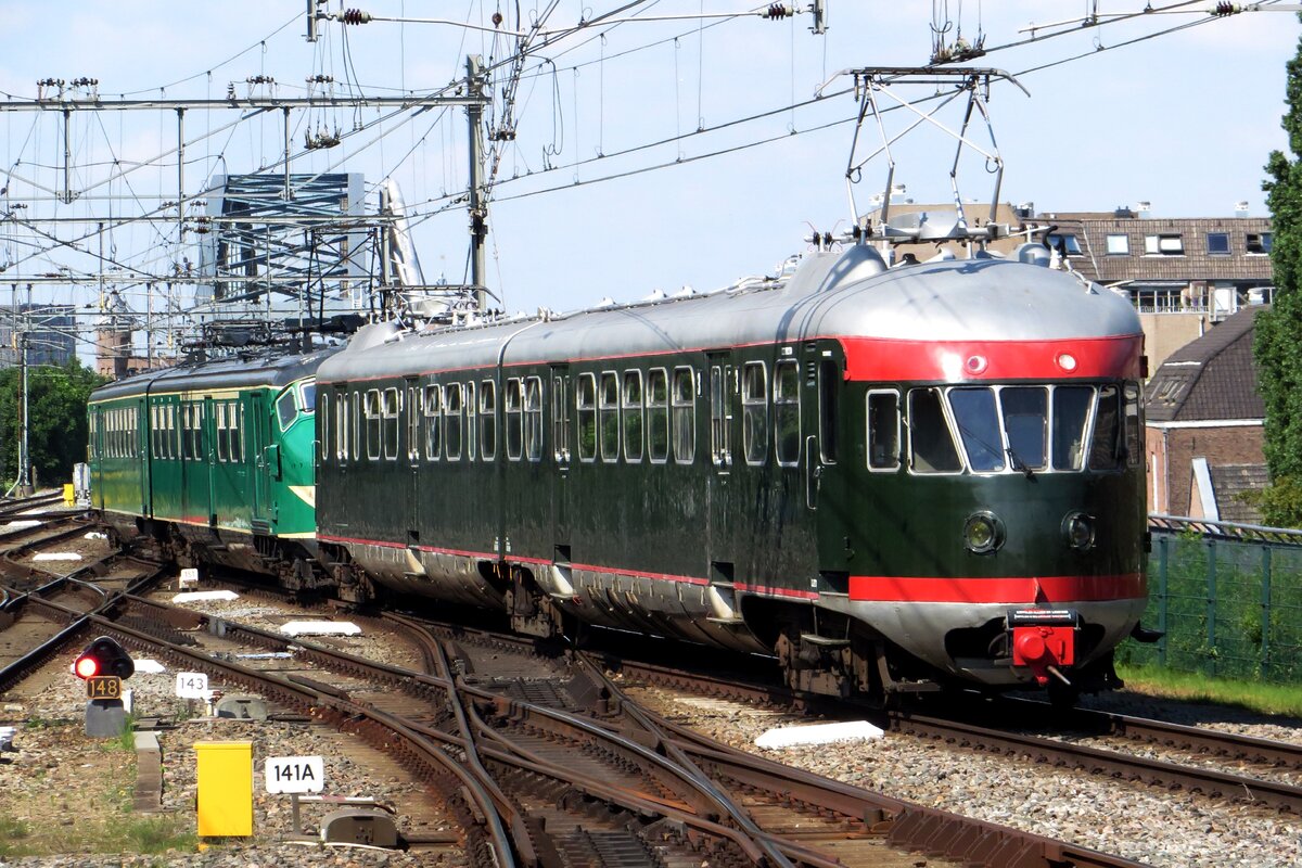 Sonderleistung von NS(M) 273 am 13 Mai 2023; ein Transport von ein noch alterer triebzug aus Blerick ber Tilburg-Nijmegen-Deventer und Amersfoort nach Utrecht wurde storniert wegen Panne an den Triebzug, aber das war kein Anlass auf einer netter Konditionsfahrt zu verzichten. Hier verlasst NS(M) 273 gerade Nijmegen auf den Weiterfahrt.