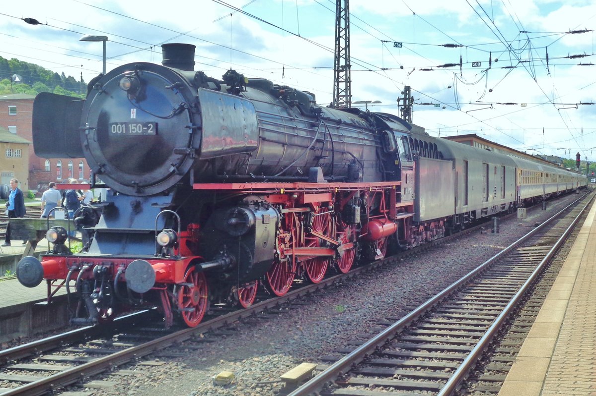 Sonderzug mit 001 150 steht in Trier am 28 April 2018.