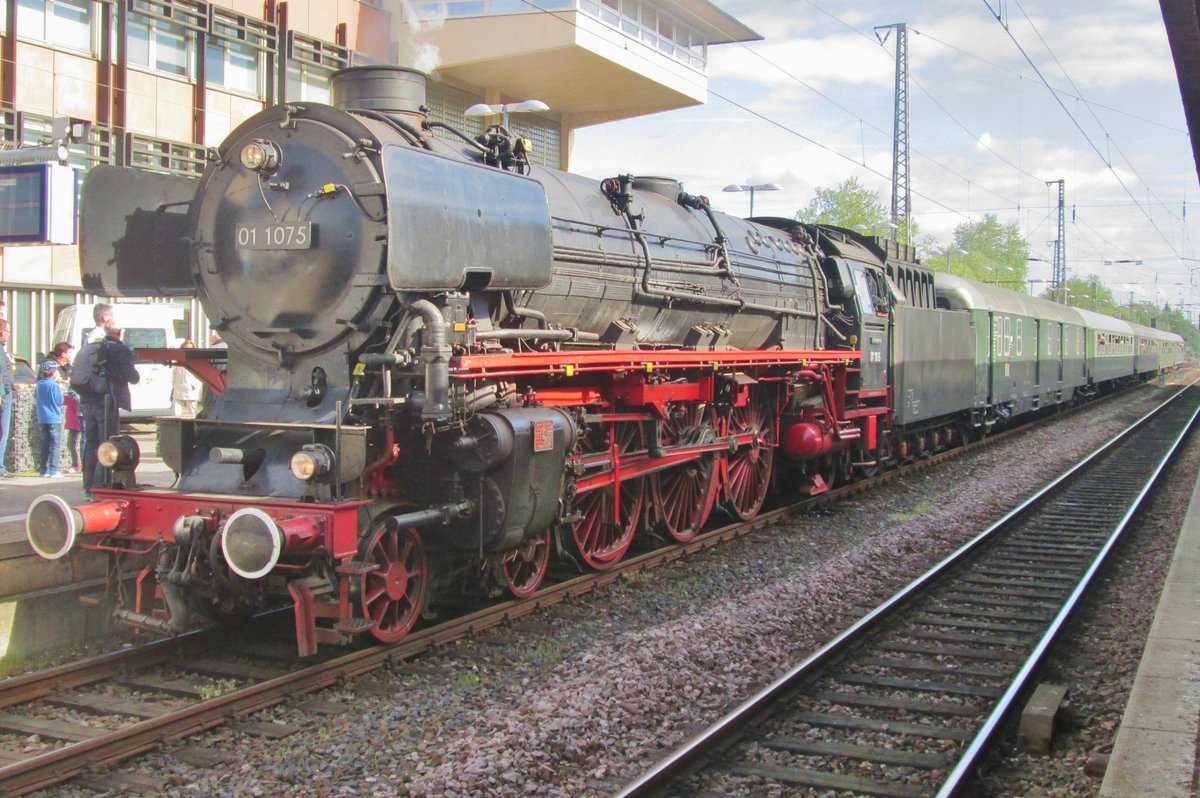 Sonderzug mit 01 1075 steht in Trier am 28 April 2018. 