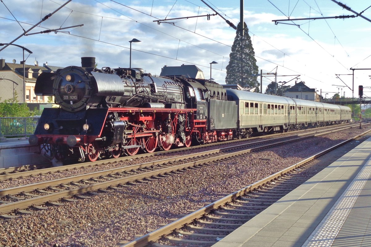 Sonderzug mit 03 1010 steht am Samstagmorgen 28 April 2018 in Konz -das Dampfspektakel 2018 hat angefangen. 
