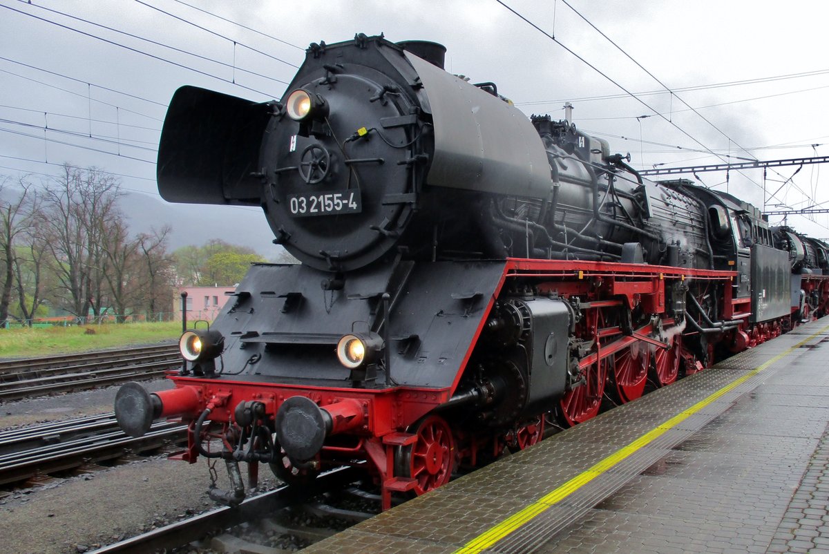 Sonderzug mit 03 2155 an der Spitze steh am verregneten 7 April 2017 in Decin hl.n.