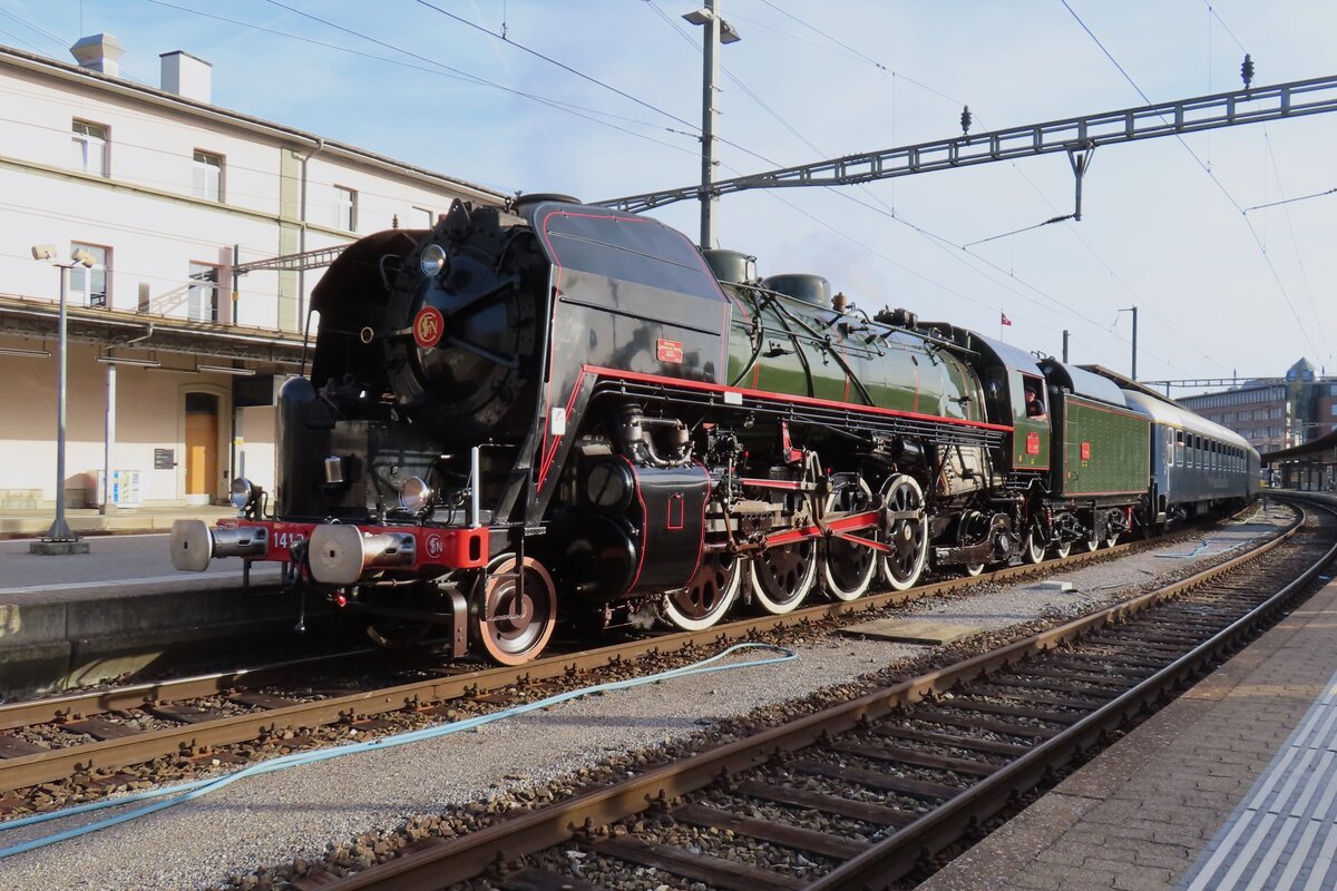 Sonderzug mit 141R-1244 der Verein Mikado 1244 aus Brugg AG steht am Abend von 17 September 2023 in Olten für die letzte Stufe nach Brugg AG.