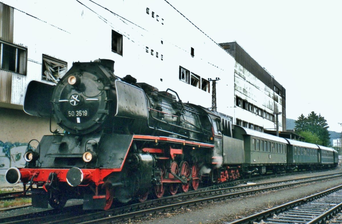 Sonderzug mit 50 3519 verlässt am 30 Mai 2004 Salzburg-Itzling. 