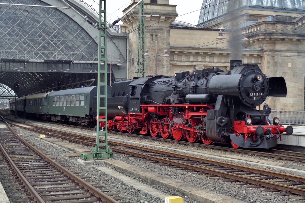 Sonderzug mit 52 8131 trifft am 8 April 2017 in Dresden Hbf ein.