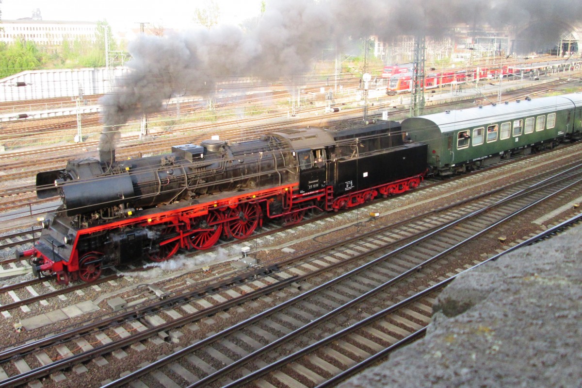 Sonderzug nach Cottbus, gezogen von 23 1019. steht abfahrtbereit in Dresden Hbf am 12 April 2014.