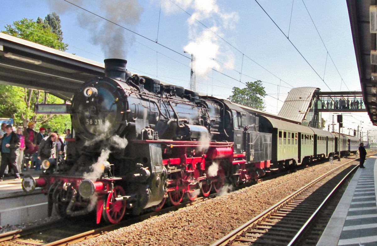 Sonderzug während das 2014 Dampfspektakel Rheinland-Pfälz in Neustadt (W), mit 58 311 an der Spitze, am 31 Mai 2014. 