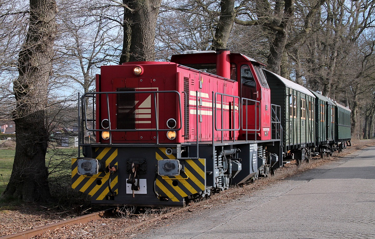 Sonderzug zum Abschied der D 24 der Bentheimer Eisenbahn bestehend aus der 0272 004-9 und drei Wagen auf dem Hafenbahngleis in Emlichheim