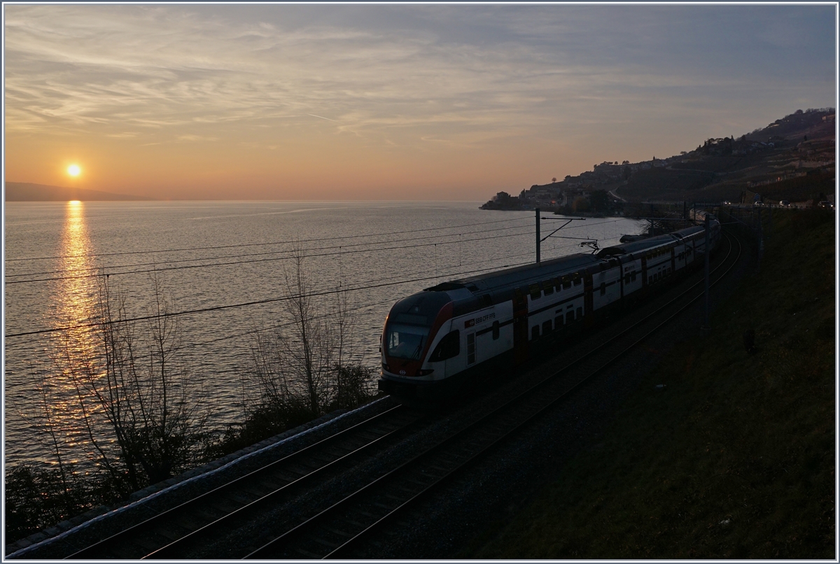 Sonnenuntergang am Genfersee; dies im Vergleiche zum BB.de Bild etwas weniger stark bearbeitete Bild zeigt nur sehr schemenaft einen SBB RABe 511 auf dem Fahrt Richtung Rivaz, und beschränkt sich ansonsten bewusst auf die sich mir beim Fotografieren gebotene Stimmung (soweit dies in einem Bild zu vermitteln ist) .
25. JAn. 2019