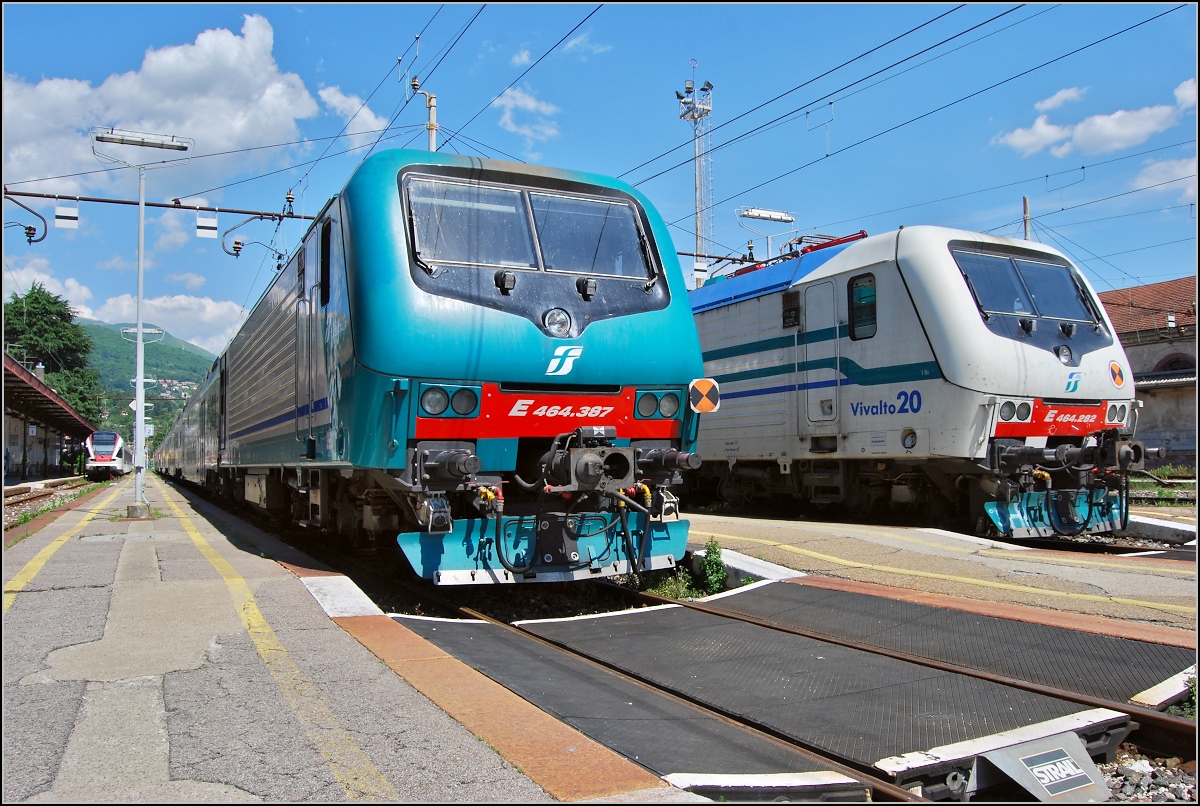 Sonntagsruhe im Grenzbahnhof.

Bis Montag geparkt sind E464.387 im FS-Einheitsfarbkleic und E464.282 in weißem Anstrich. Mai 2010.