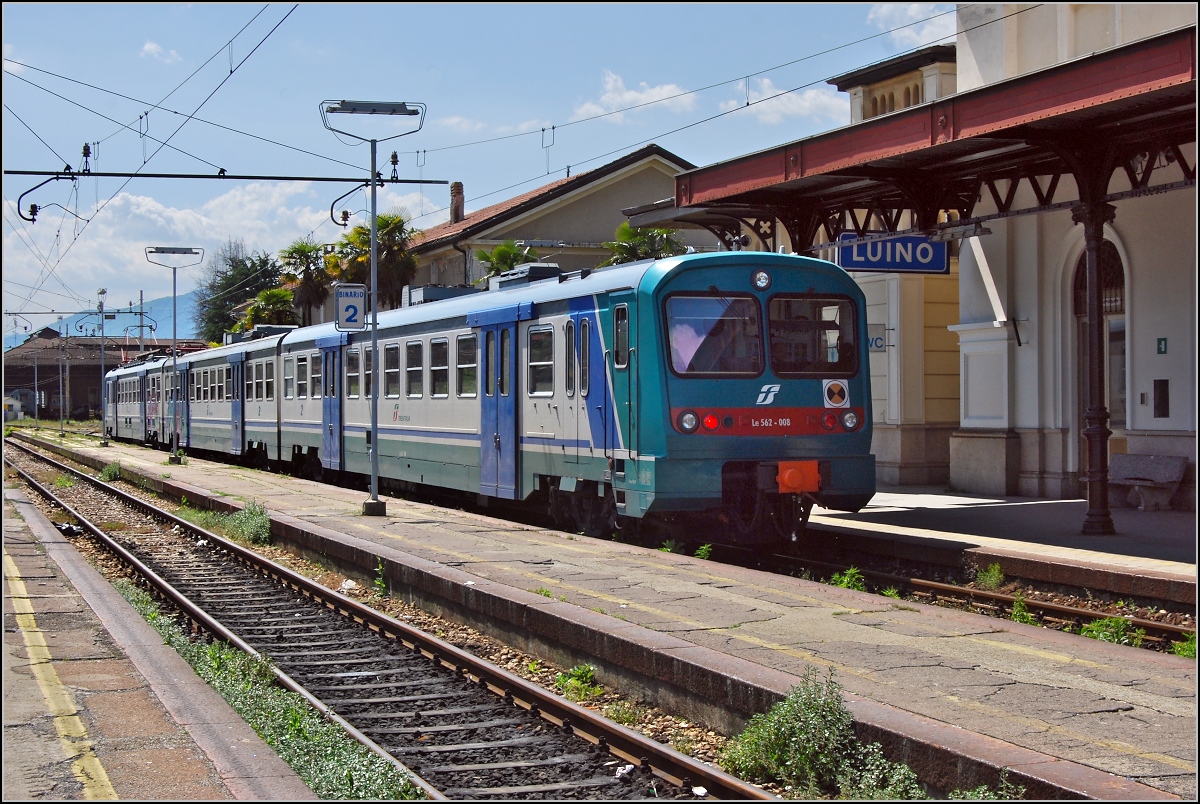 Sonntagsruhe im Grenzbahnhof.

Nichts los in Luino, Steuerwagen Le 562-008 voraus der einzige italienische Zug in Bewegung. Mai 2010.