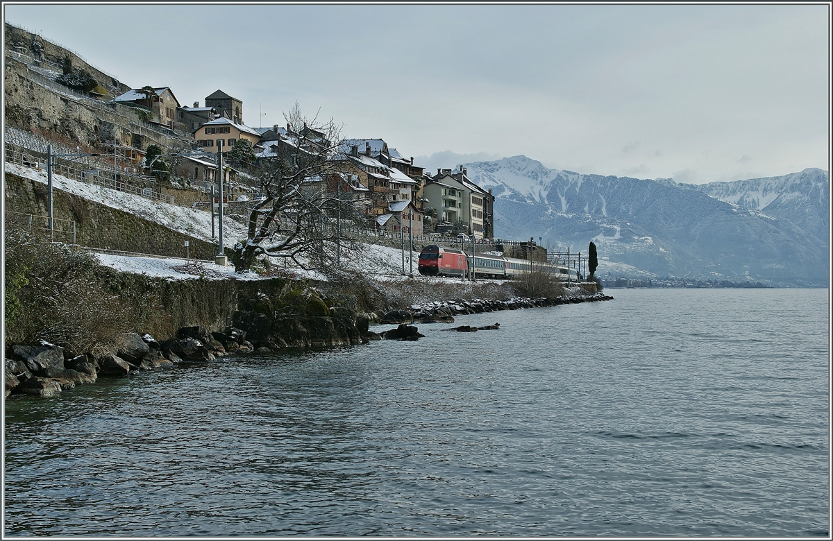 Soweit runter hat zum Glck heute nicht geschneit: 
Re 460 mit einem IR bei St-Saphorain.
8. Feb. 2013 