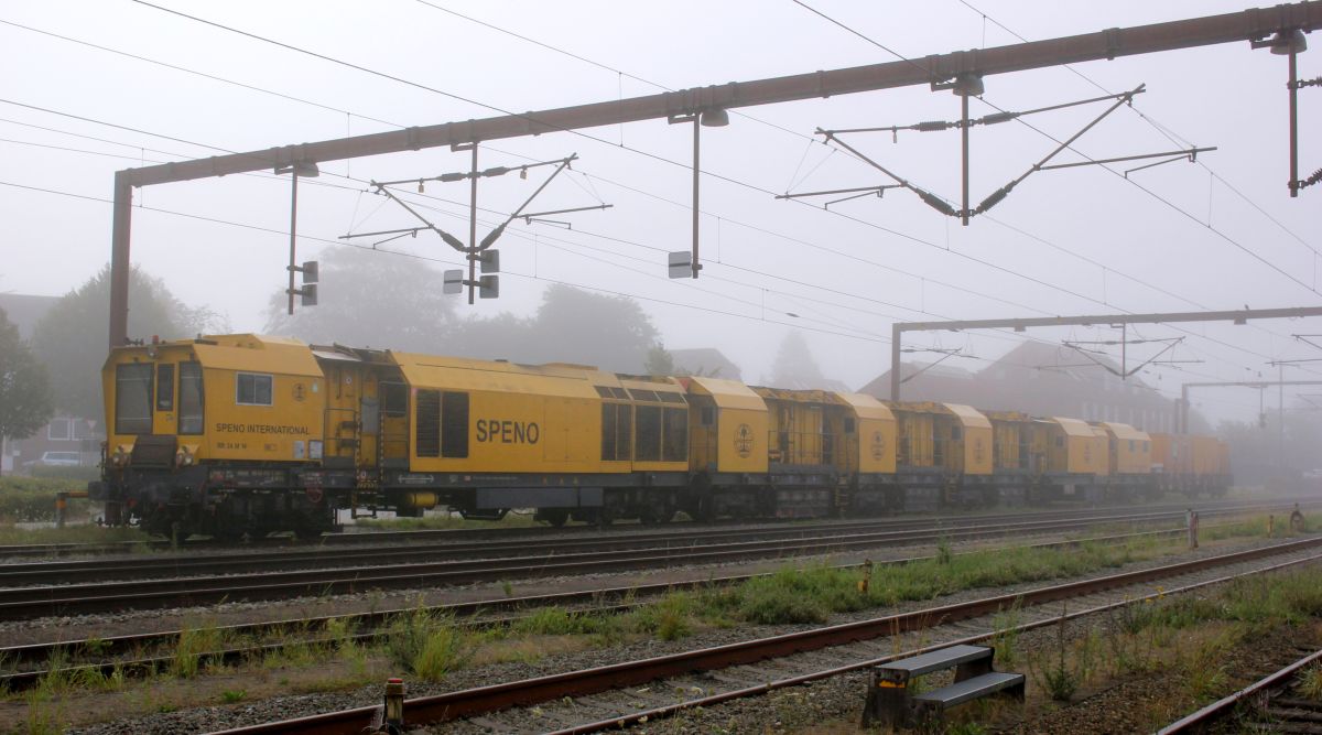 Speno International Schienenschleifzug RR 24 M 14 registriert unter 99 81 9 127 001-1 A-RTS(ex SKL X 969 001-7, EBA 01 M05 A001) mit Res Begleitwagen abgestellt im Bahnhof Padborg/DK. 24.08.2019