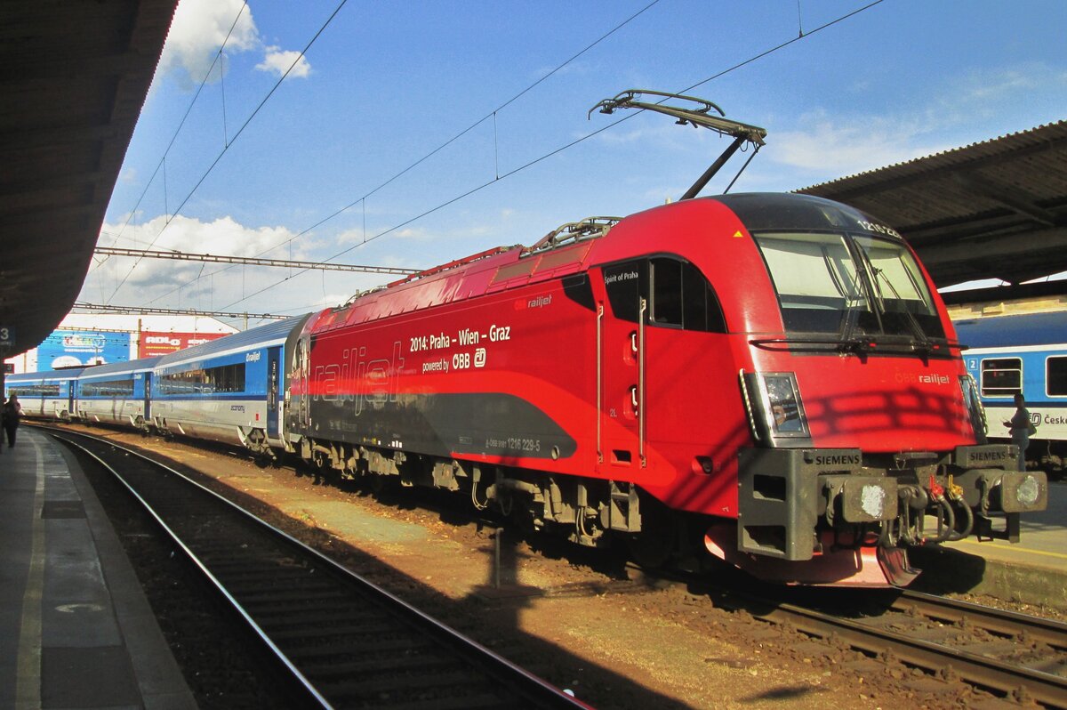 SPIRIT OF PRAHA' 1216 229 schiebt ein RailJet nach Praha hl.n. aus Brno hl.n. aus am 2 Juni 2015.