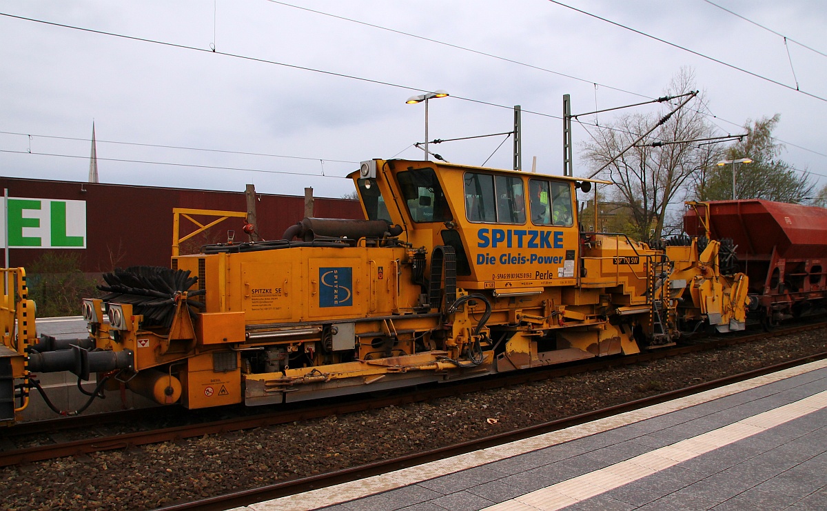 Spitzke Schotterplaniermaschine SSP 110 SW/Schweres Nebenfahrzeug 99 80 9425 019-3  Perle  abgestellt wergen der Bauarbeiten im Bhf Rendsburg. 12.04.2014