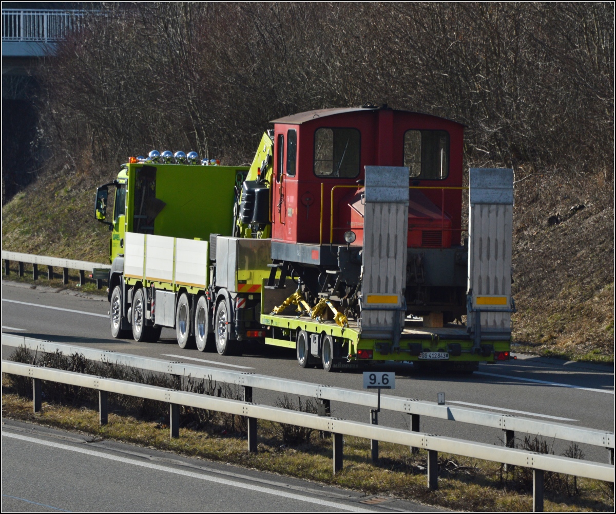 Spitzmaus auf Reisen. 

Schienentraktor Tm I Nr. 477 auf verlässt sein vorübergehendes Zuhause in Frauenfeld, um in Sargans ein neues Einsatzfeld zu finden. Um den Erhalt kümmert sich IG Schiene Schweiz. Februar 2014.
