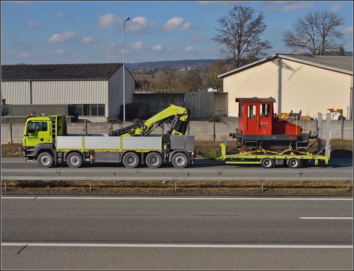 Spitzmaus auf Reisen. 

Schienentraktor Tm I Nr. 477 auf verlässt sein vorübergehendes Zuhause in Frauenfeld, um in Sargans ein neues Einsatzfeld zu finden. Um den Erhalt kümmert sich IG Schiene Schweiz. Februar 2014.