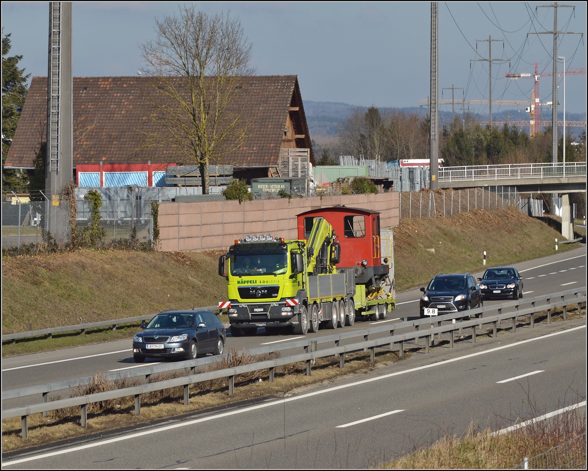 Spitzmaus auf Reisen. 

Schienentraktor Tm I Nr. 477 auf verlässt sein vorübergehendes Zuhause in Frauenfeld, um in Sargans ein neues Einsatzfeld zu finden. Um den Erhalt kümmert sich IG Schiene Schweiz. Februar 2014.