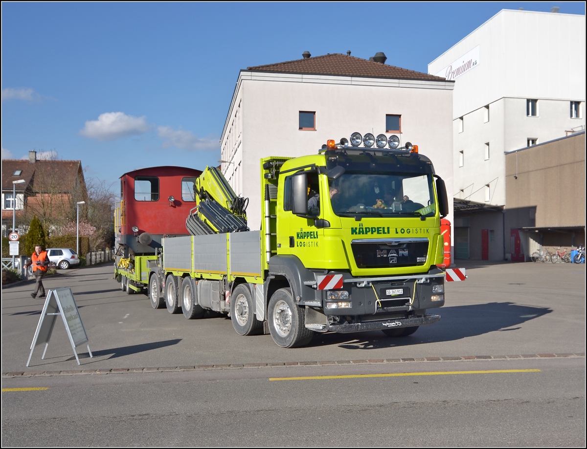 Spitzmaus auf Reisen. 

Schienentraktor Tm I Nr. 477 auf verlässt sein vorübergehendes Zuhause in Frauenfeld, um in Sargans ein neues Einsatzfeld zu finden. Um den Erhalt kümmert sich IG Schiene Schweiz. Februar 2014.
