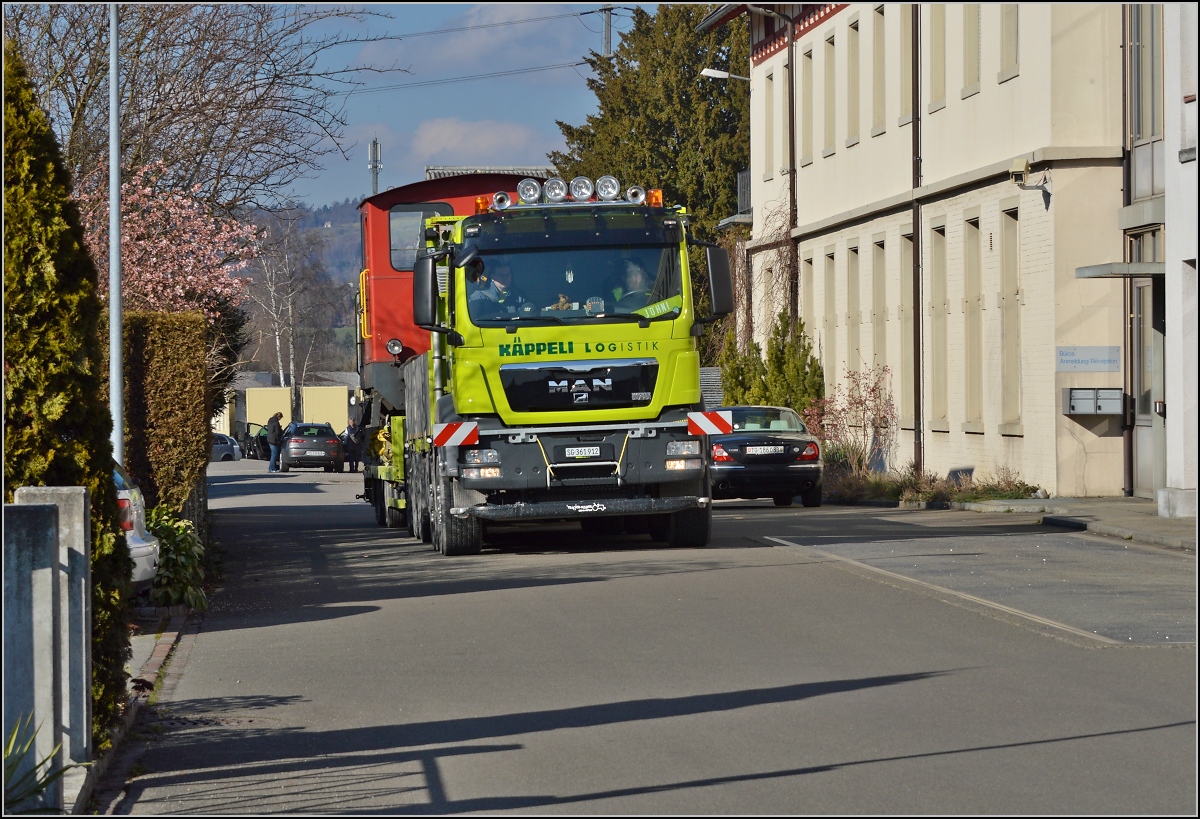 Spitzmaus auf Reisen. 

Schienentraktor Tm I Nr. 477 auf verlässt sein vorübergehendes Zuhause in Frauenfeld, um in Sargans ein neues Einsatzfeld zu finden. Um den Erhalt kümmert sich IG Schiene Schweiz. Februar 2014.