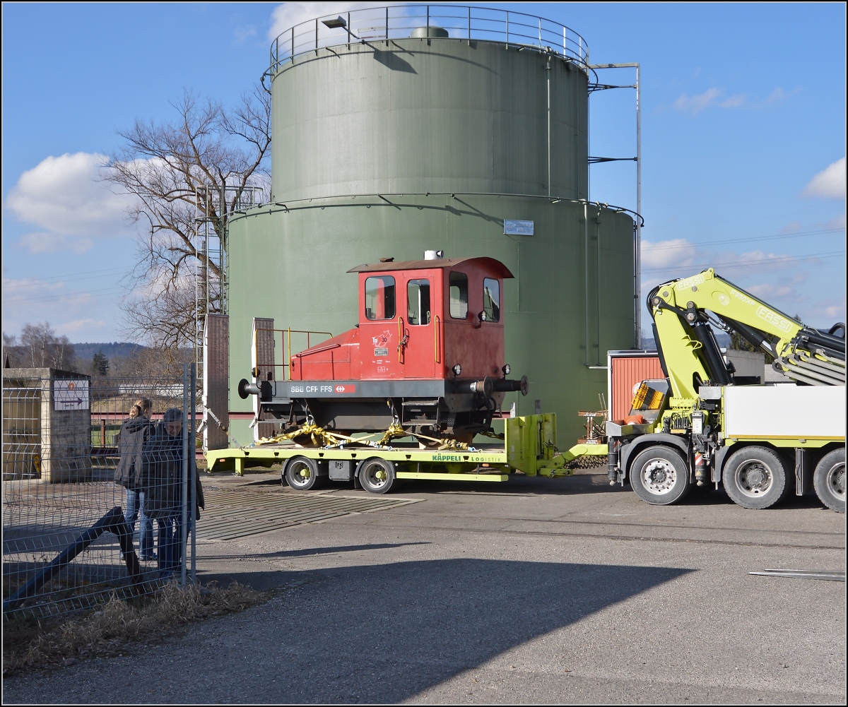 Spitzmaus auf Reisen. 

Schienentraktor Tm I Nr. 477 auf verlässt sein vorübergehendes Zuhause in Frauenfeld, um in Sargans ein neues Einsatzfeld zu finden. Um den Erhalt kümmert sich IG Schiene Schweiz. Februar 2014.