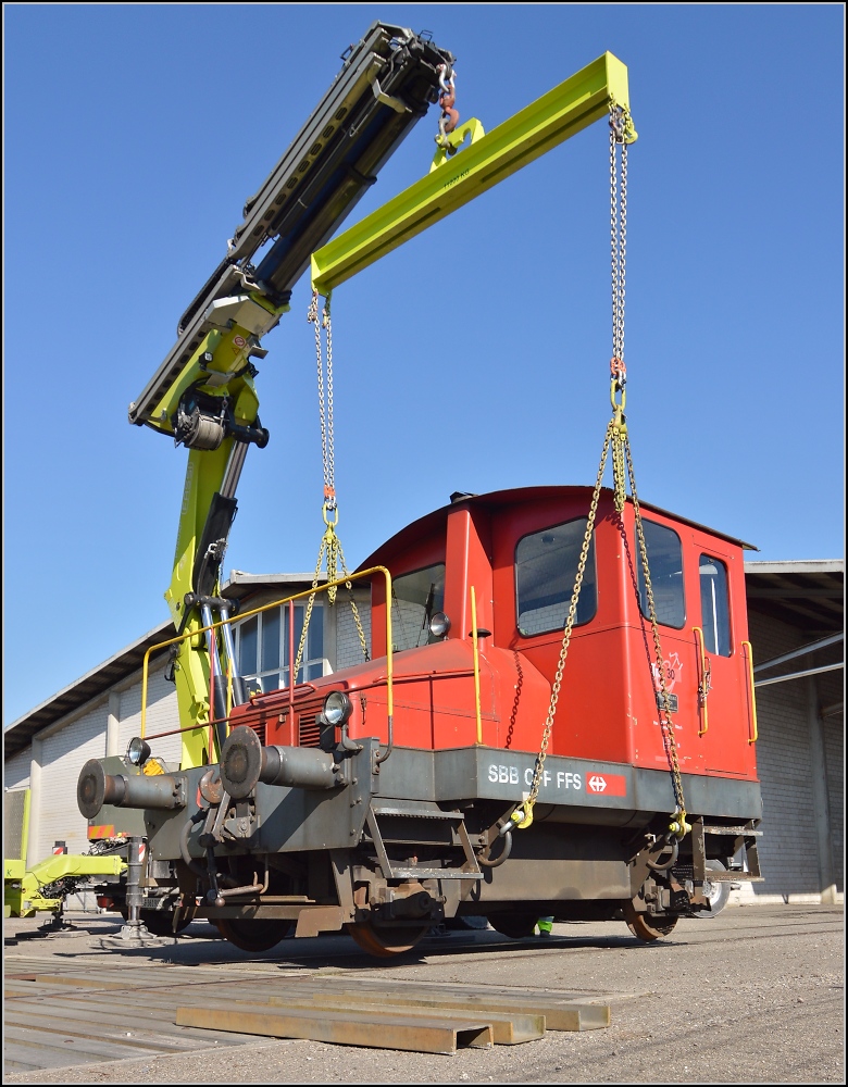Spitzmaus auf Reisen. 

Schienentraktor Tm I Nr. 477 auf verlässt sein vorübergehendes Zuhause in Frauenfeld, um in Sargans ein neues Einsatzfeld zu finden. Um den Erhalt kümmert sich IG Schiene Schweiz. Februar 2014.