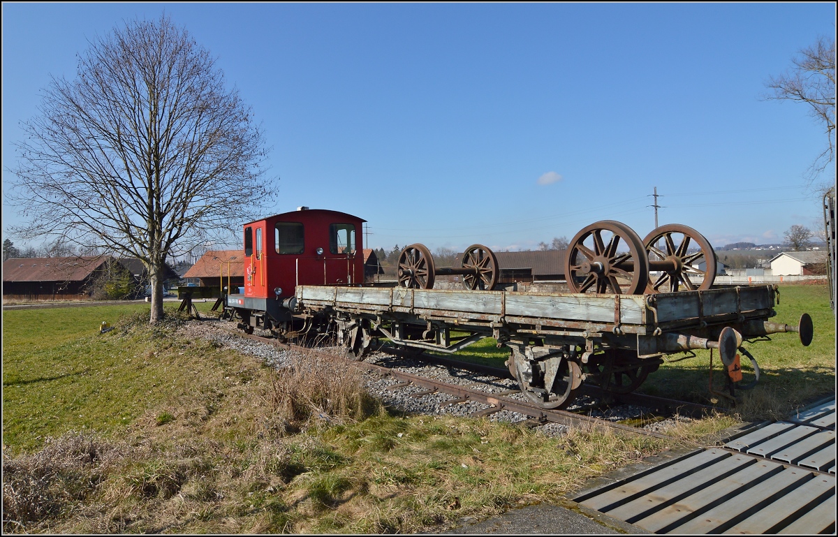 Spitzmaus auf Reisen. 

Schienentraktor Tm<sup>I</sup> Nr. 477 auf verlässt sein vorübergehendes Zuhause in Frauenfeld, um in Sargans ein neues Einsatzfeld zu finden. Um den Erhalt kümmert sich IG Schiene Schweiz. Februar 2014.

Der Güterwagen im Vordergrund ist der M4 Nr. 257 der RHB (Rorschach-Heiden-Bahn),
Baujahr 1898 in den Ateliers de Construction in Mançeau.