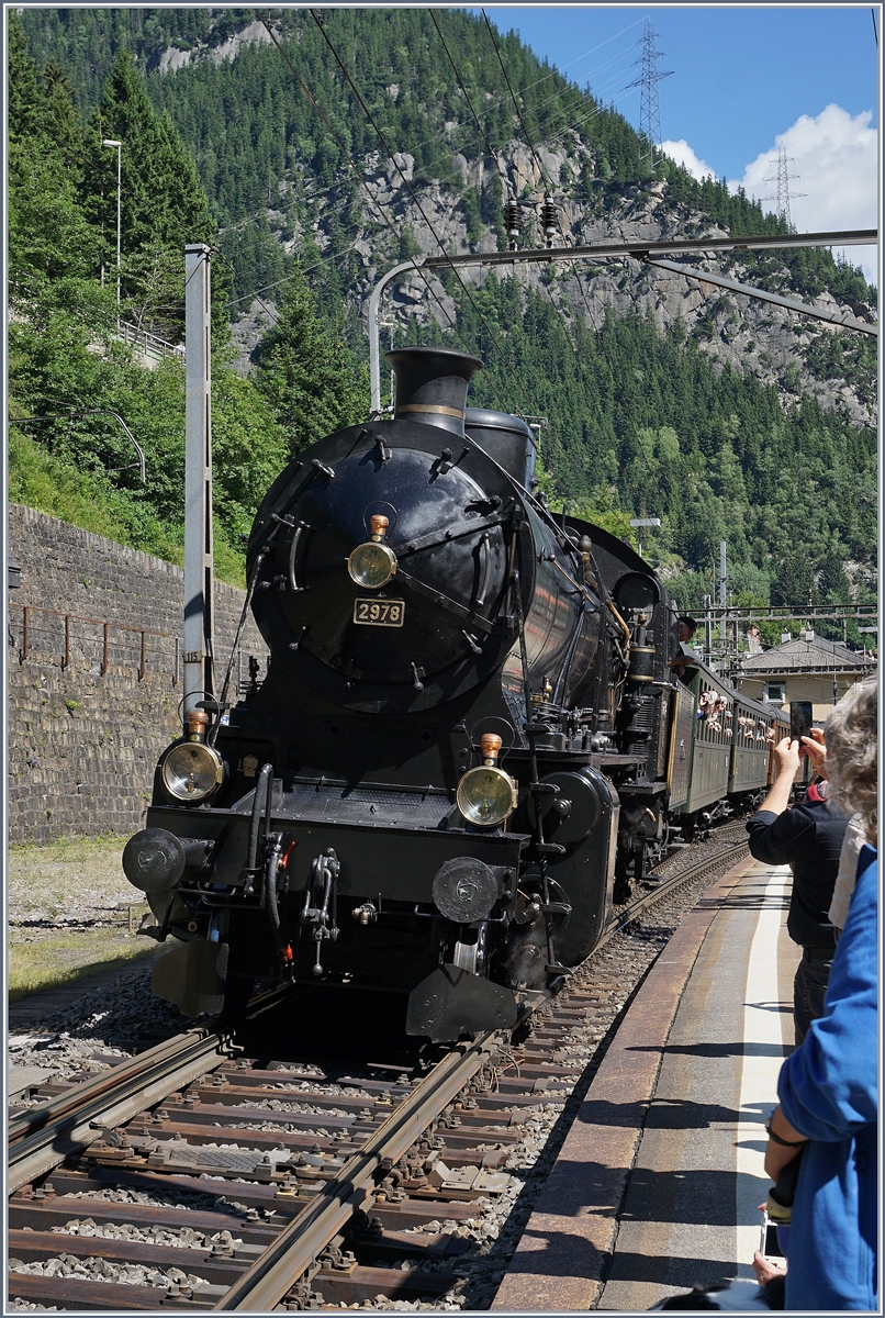 SRF Dampfzug: Die C 5/6 2978  Elefant  fand grosses Interesse.
Göschenen, den 28. Juli 2016