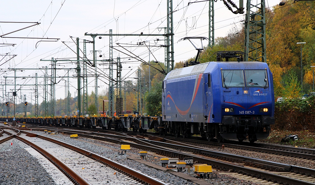 SRI 145 087-3 mit langem Containertragwagen-Zug auf dem Weg zum Hafen. HH-Harburg 29.10.2022