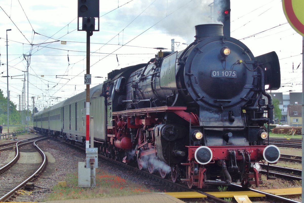 SSN 01 1075 treft mit ein Sonderzug in Trier ein, 28 April 2018. 